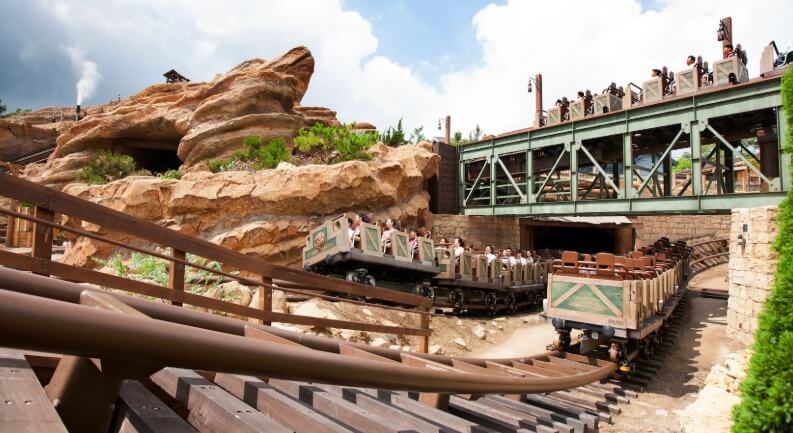 Disney Hong Kong: um guia completo para viver um dia mágico! big grizzly mountain runaway mine cars disney hong kong