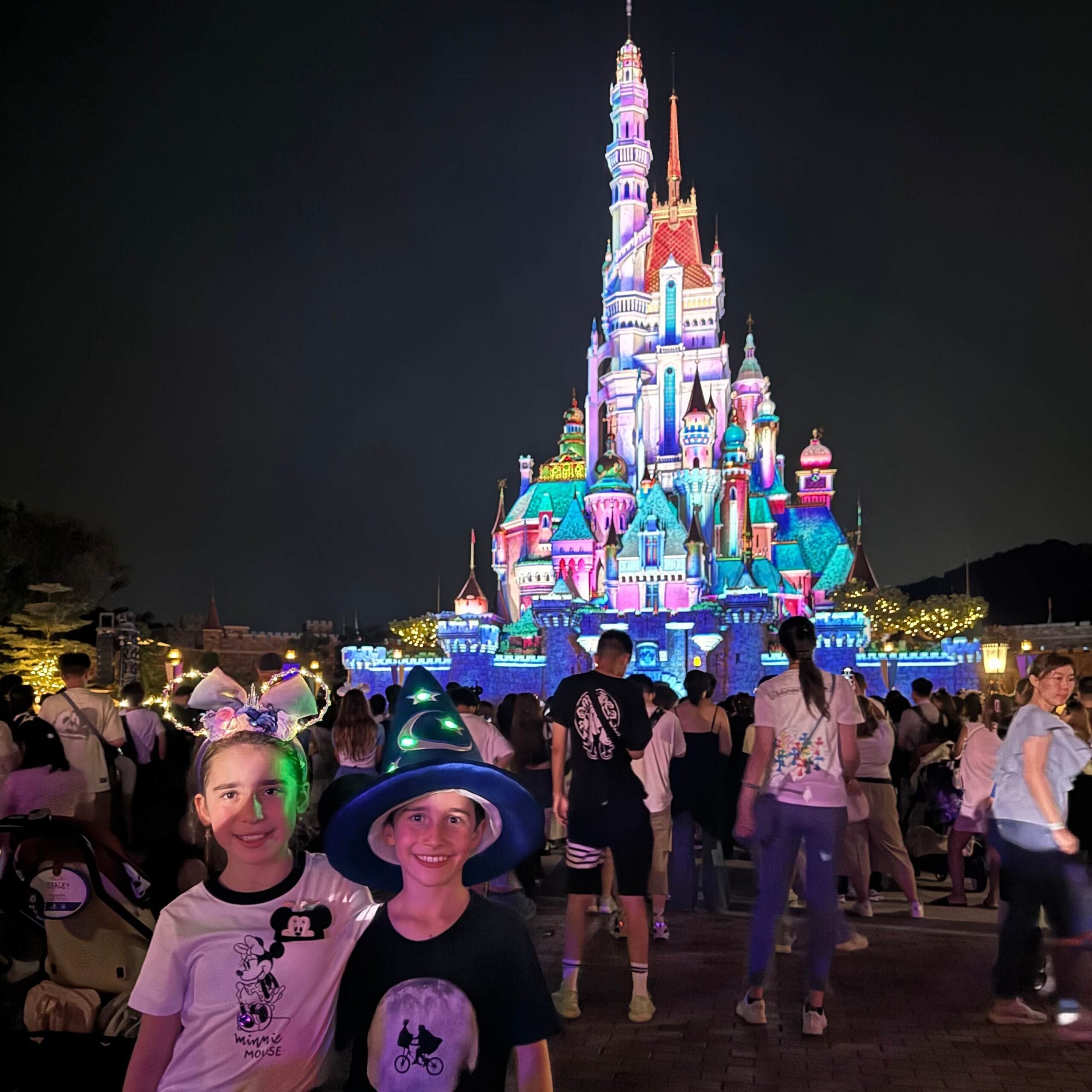 Disney Hong Kong: um guia completo para viver um dia mágico! castle of magic dreams a noite disney hong kong