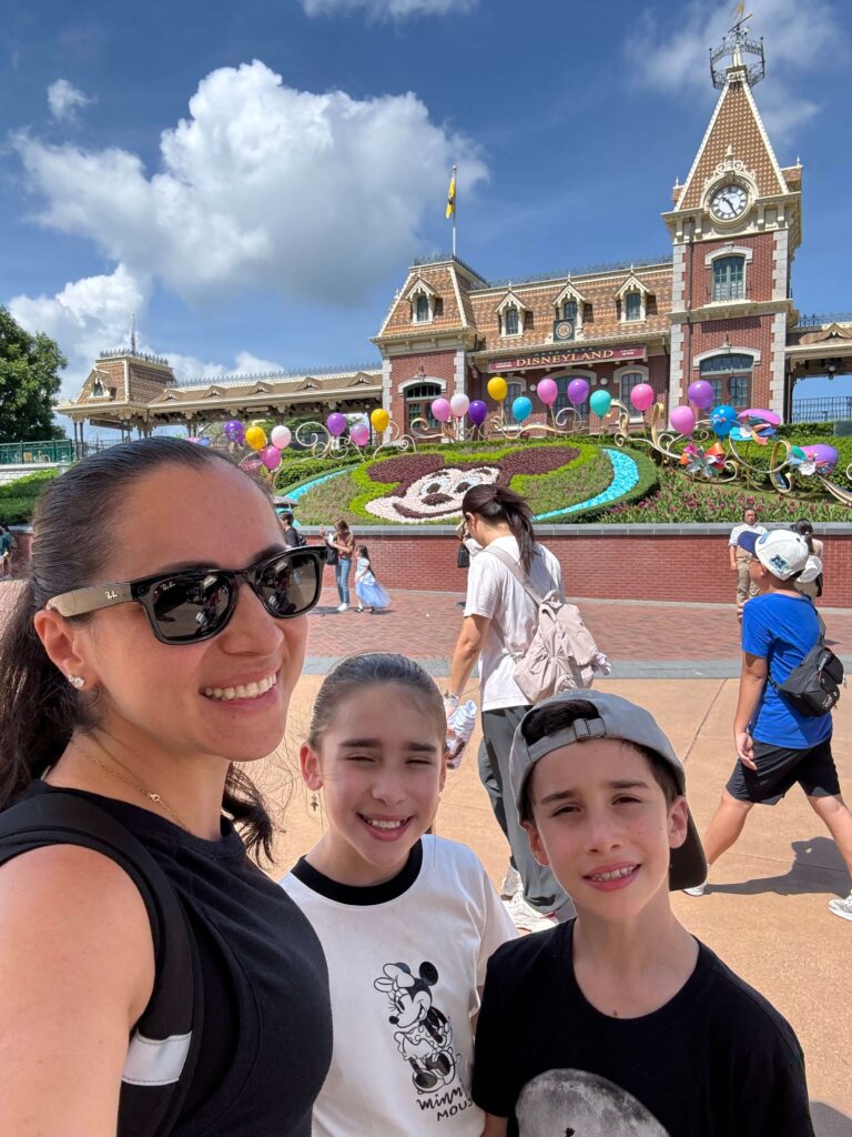 Disney Hong Kong: um guia completo para viver um dia mágico! disney hong kong entrada do parque