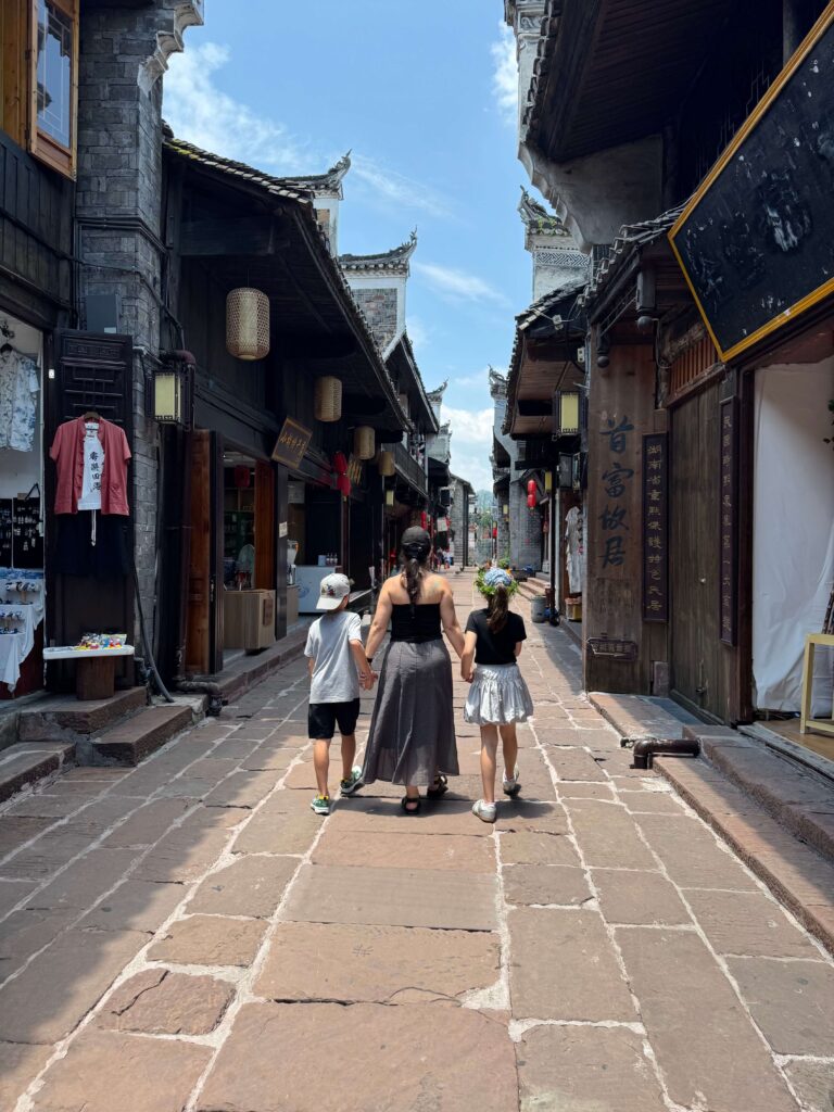 Fenghuang e Furong: Roteiro Completo pela China Antiga ruas de fenghuang